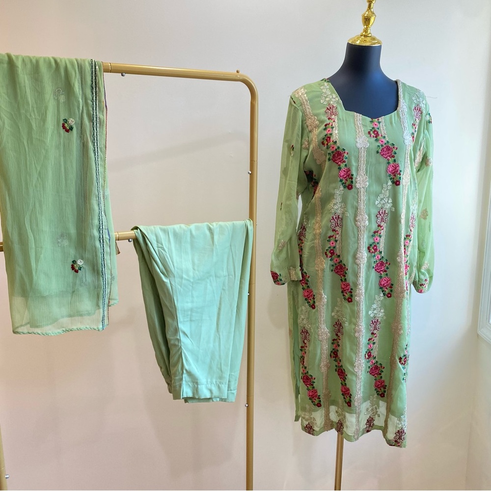 Elegant Green Floral Embroidered shalwar kameez